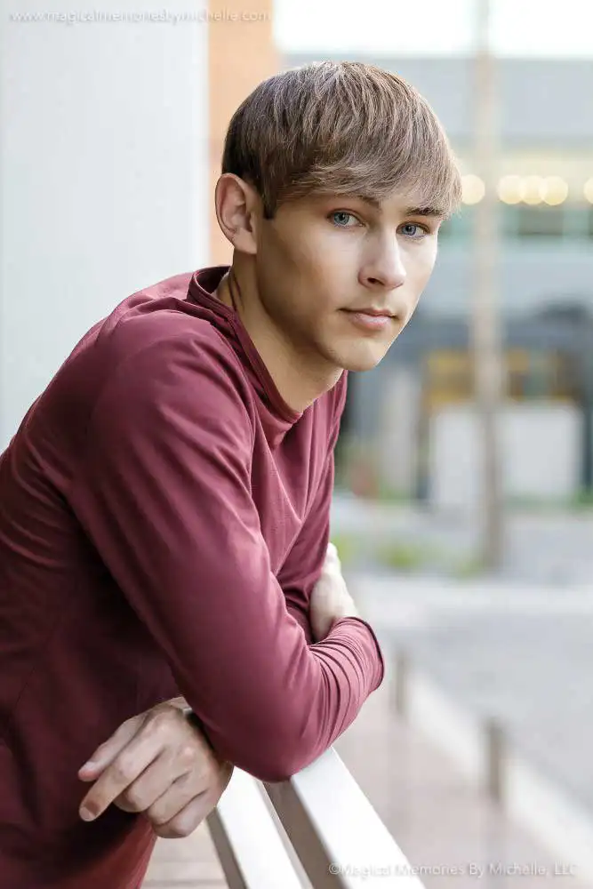 Choose Best Clothes Casual Clothes for Guys Senior Pictures